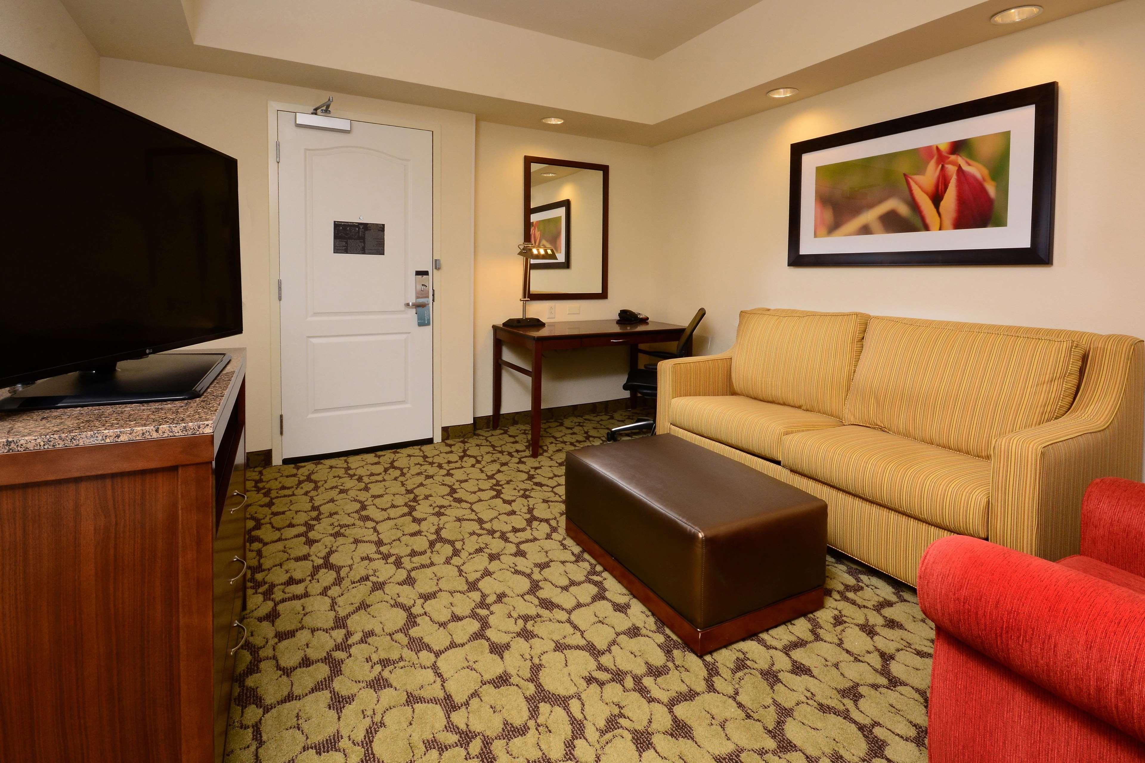 Hilton Garden Inn Greensboro Airport Exterior photo